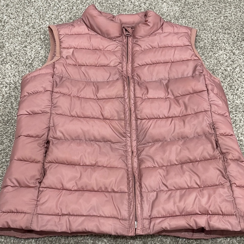 Gap Kids Lightweight Puffer Vest Size M(8-10). Gently used. In good conditions.